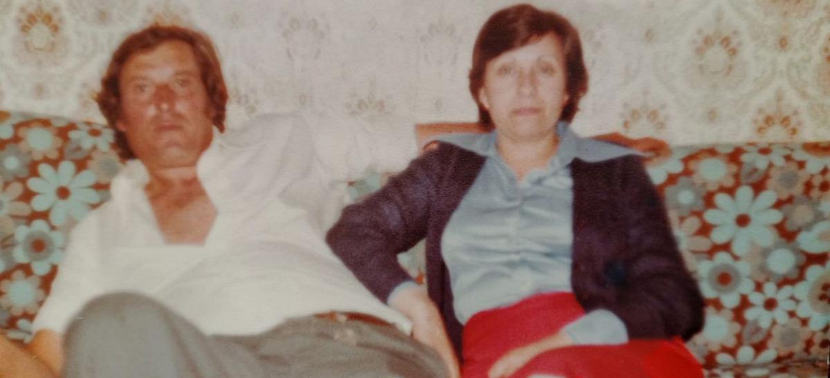 Arriba a la izquierda, María Teresa con su tío Ricardo, padrino de su boda. A la derecha, con su madre en la playa. Abajo, con su marido, Ángel Santiso. | Cedida