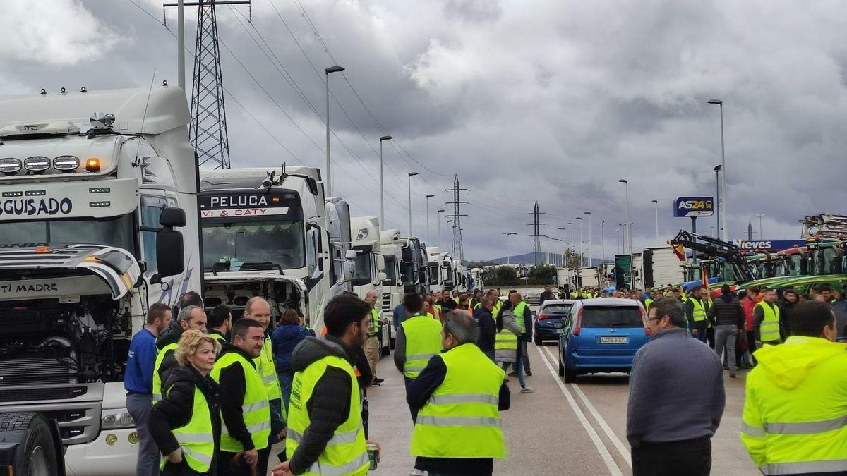 Los transportistas extremeños trasladan de nuevo sus protestas a las carreteras