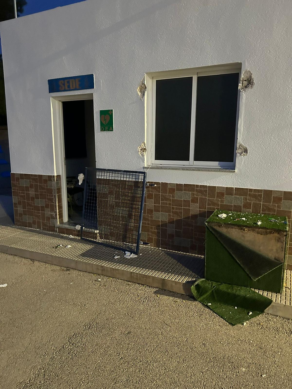 Los ladrones arrancaron las rejas de la ventana de la sede del Redován CF.