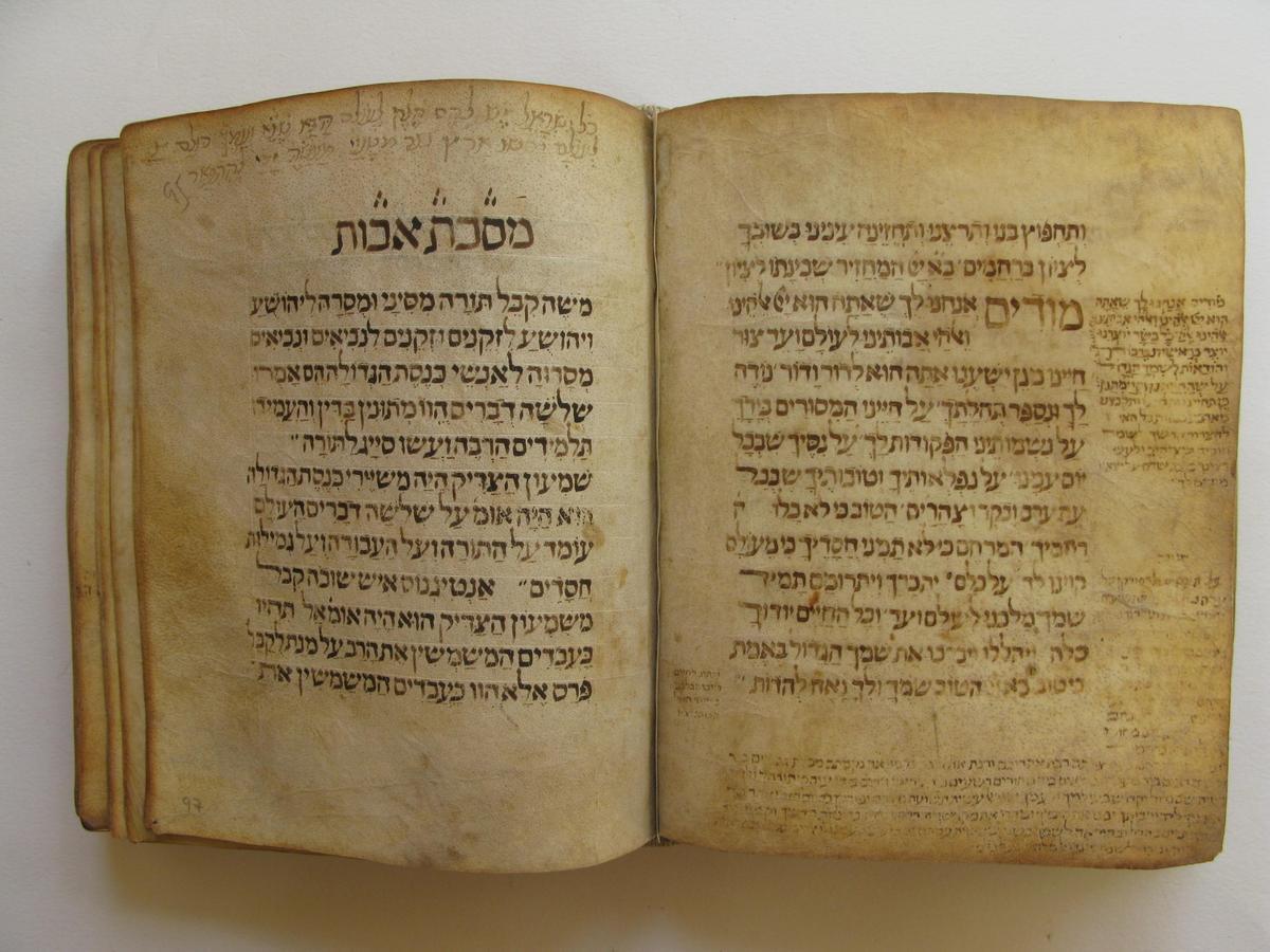 Libro litúrgico hebreo que se conserva en la Biblioteca Capitular de La Seo.