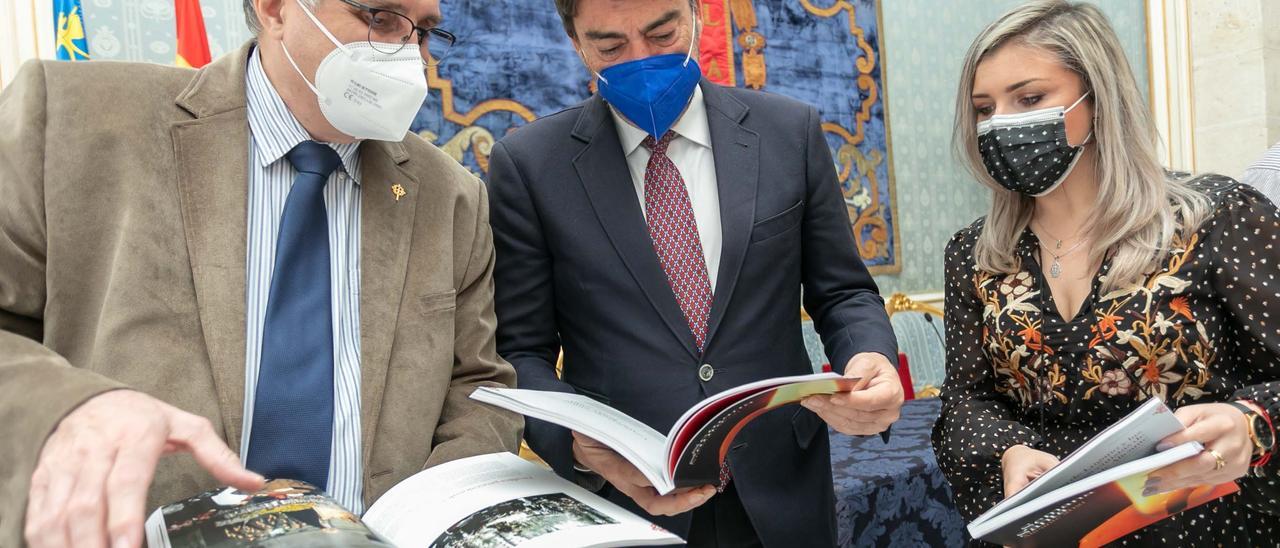 El presidente de la Junta Mayor, el alcalde y la vicealcaldesa, con la revista