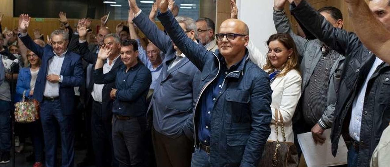 Ediles del PP, con Manuel Baltar en primera fila, votan la candidatura para la Diputación. // Brais Lorenzo Ediles del PP, con Manuel Baltar en primera fila, votan la candidatura para la Diputación. // Brais Lorenzo