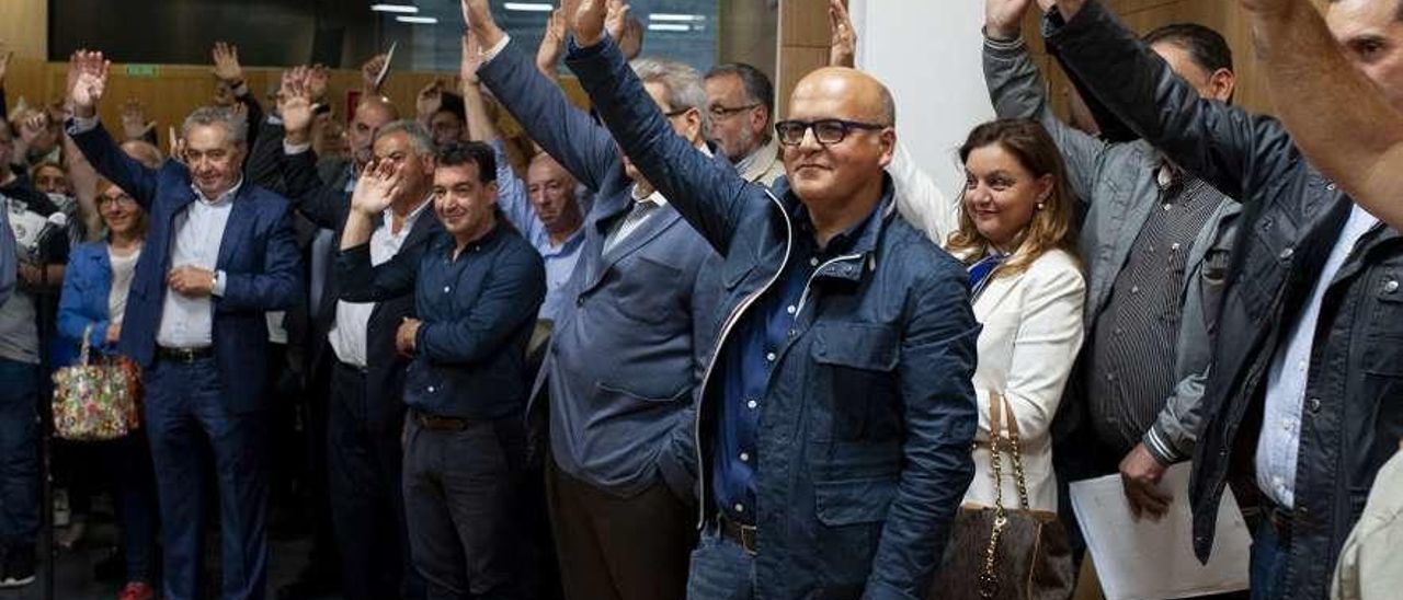 Ediles del PP, con Manuel Baltar en primera fila, votan la candidatura para la Diputación. // Brais Lorenzo