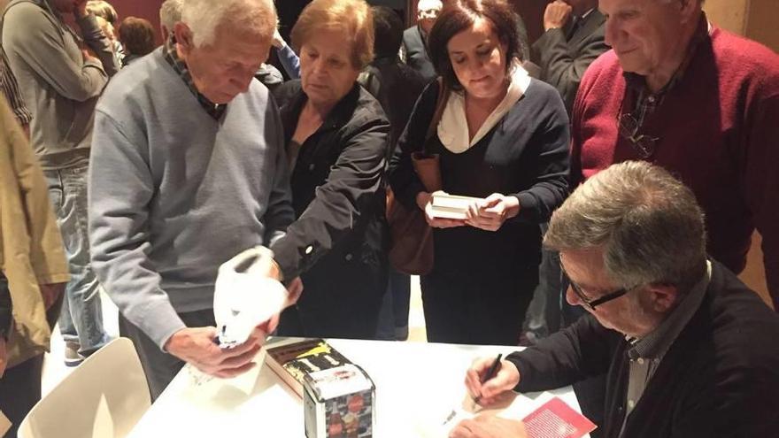 El autor firmando ejemplares de sus libros.