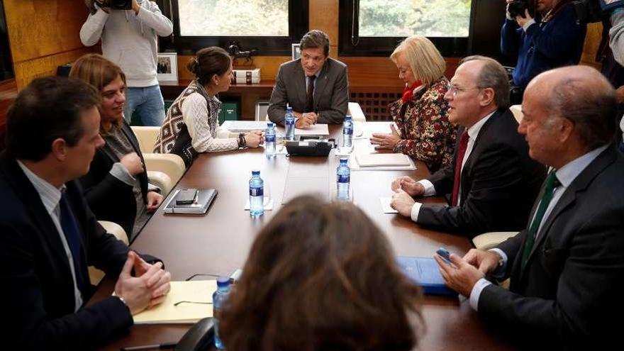 Por la izquierda, Marcelino Marcos Líndez, Gimena Llamedo, Dolores Carcedo, Javier Fernández, Mercedes Fernández, José Agustín Cuervas-Mons y Luis Venta, con Beatriz Polledo de espaldas.