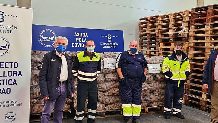 Rosendo Fernández entregó ayer 10.000 kilos de patatas.  | // FDV
