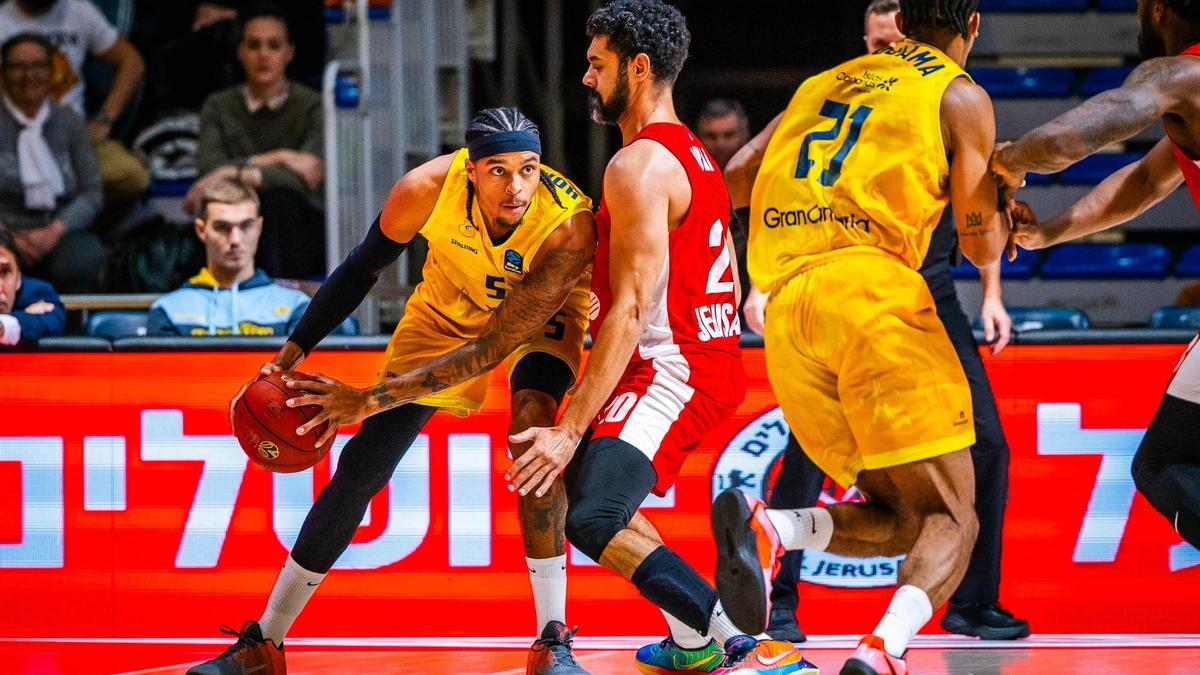 Caleb Homesley pugna con un defensor del Hapoel en un lance del partido.