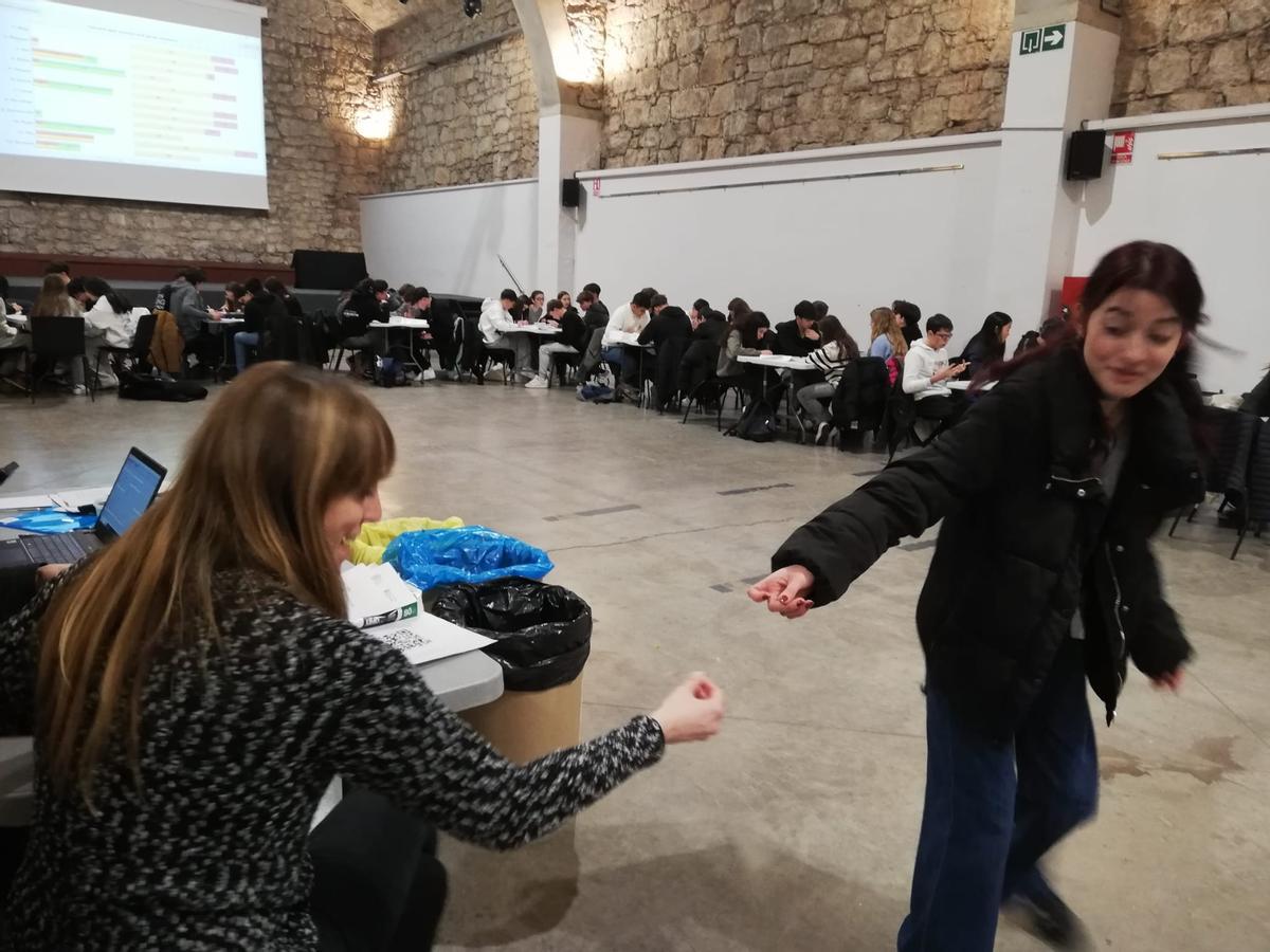 Una alumna donant una resposta a la taula des d'on s'actualitzaven les dades a la pantalla