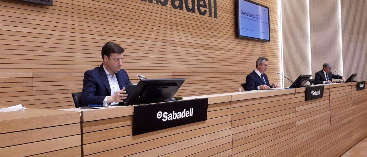 Leopoldo Alvear, César González-Bueno y Gabriel Martínez, en la presentación de resultados del Sabadell.  | INFORMACIÓN