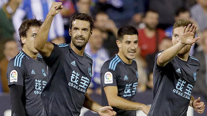 Los jugadores de la Real celebran el segundo gol.