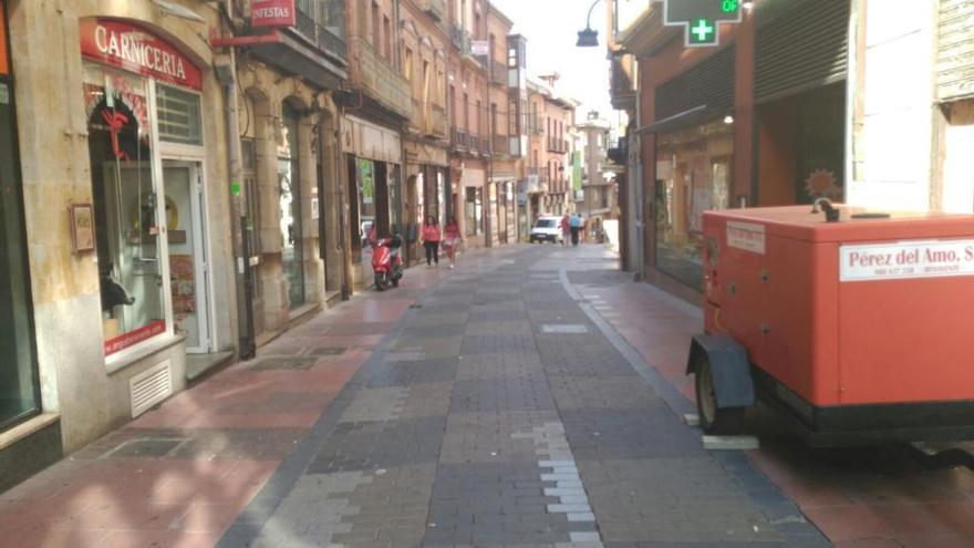 Un generador dispuesto en la calle la Rúa para atender negocios de la zona.