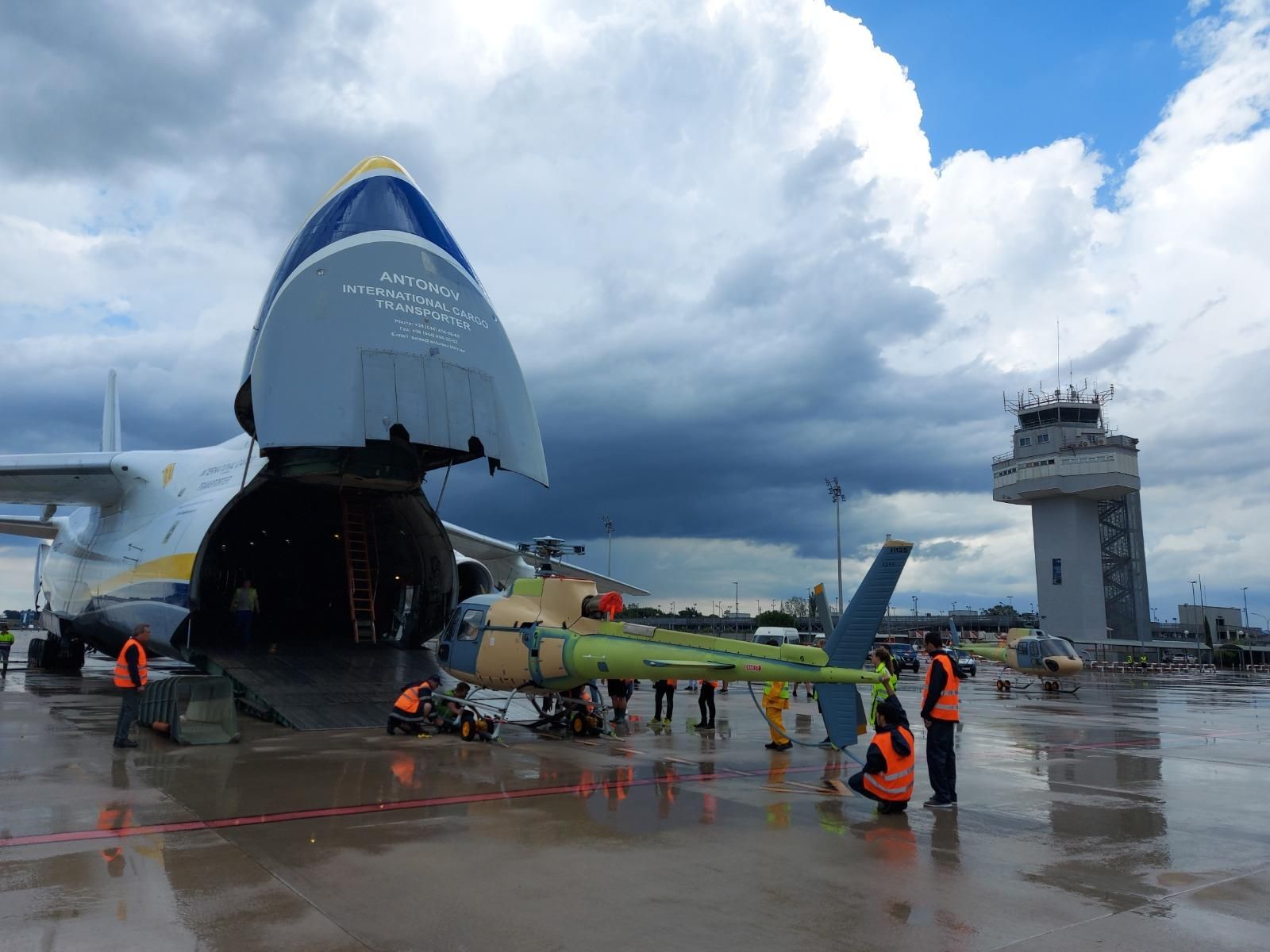 Un dels avions més grans del món torna a passar per l'aeroport de Girona