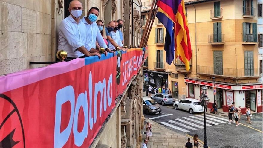 Ayer se colocó en el balcón de Cort una pancarta con motivo de la celebración de la Semana Europea de la Movilidad Sostenible.
