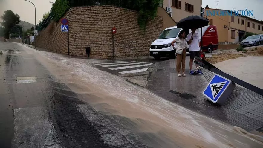 La tormenta convierte las calles de Alcoi en ríos