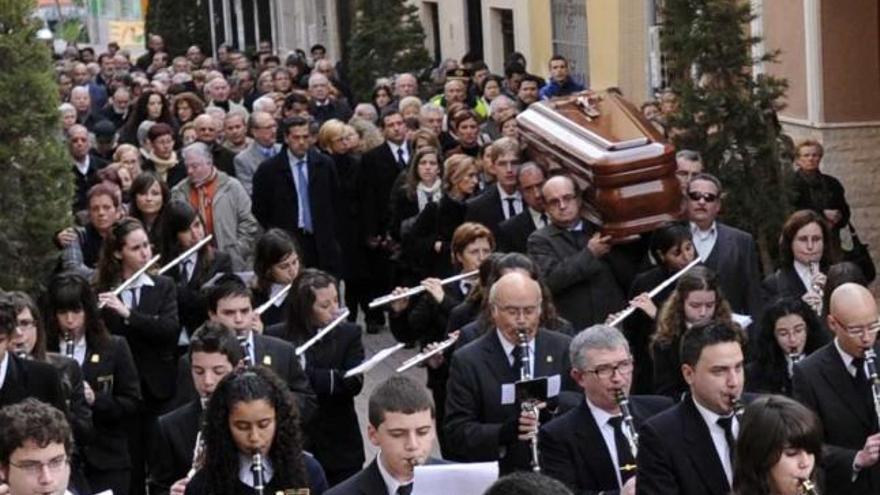 Traslado del féretro desde la Casa de Cultura hasta la iglesia de Santiago.