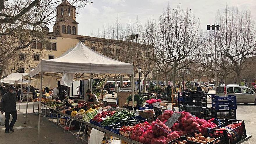 Una de les parades del mercat a la plaça del Camp