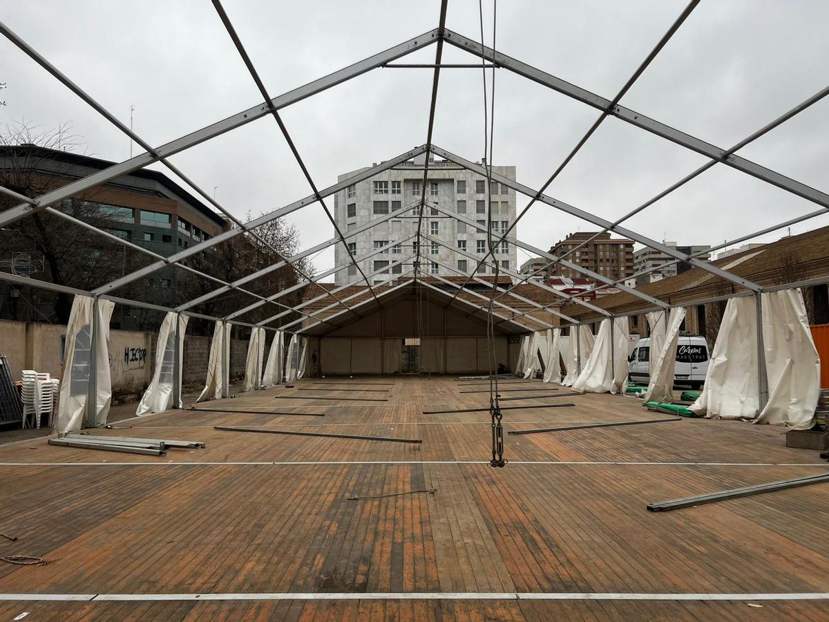 La carpa de la Falla Exposición - Micer Mascó tiene 50 metros de largo por 15 de ancho