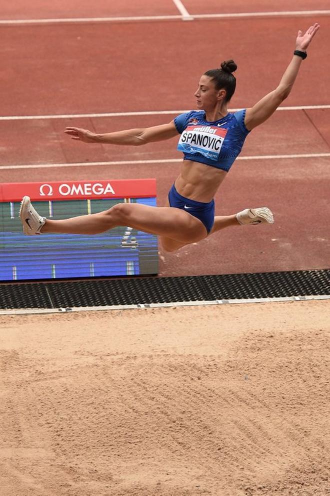 Ivana Spanovic compite en la prueba de salto de longitud durante la Reunión de Birmingham de la Diamond Leagueen el Alexander Stadium en  Birmingham.