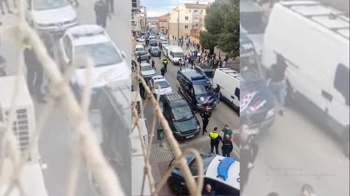 Multitud en la calle Pintor Stolz del Oliver en el momento de la detención
