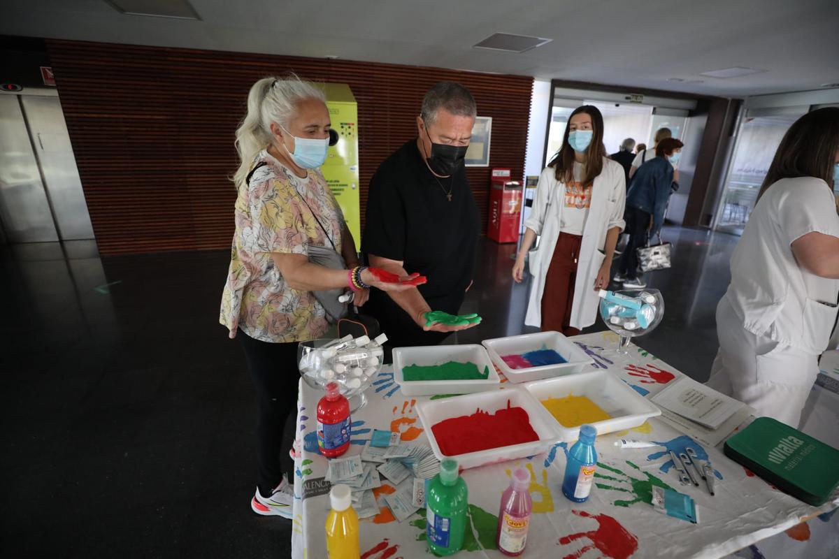 Pintura de un mural con las manos en el Hospital General de Elche para visibilizar la importancia de la higiene