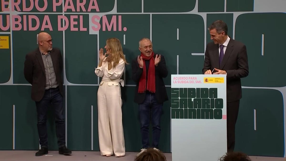 Pedro Sánchez firma por error la subida del SMI