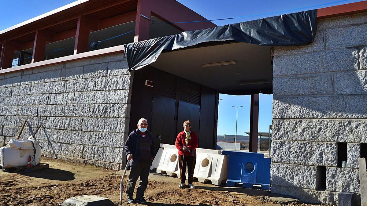 Un matrimonio de Otero de Sanabria llega a la estación del AVE, aún en obras. | Araceli Saavedra