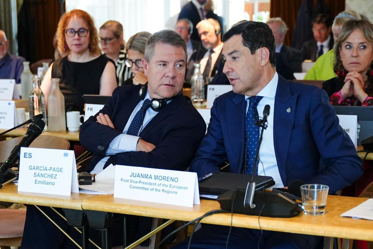 Los presidentes de Andalucía, Juanma Moreno, y de Castilla-La Mancha, Emiliano García-Page, en la Conferencia de Presidentes del Comité de las Regiones de 2025 en Helsingør, Dinamarca.