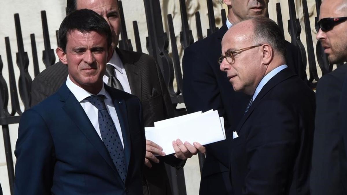 Valls (izquierda) junto al ministro de Interior, Bernard Cazeneuve, a su llegada a la catedral de Notre Dame, en París, el 27 de julio.