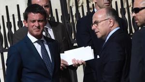 Valls (izquierda) junto al ministro de Interior, Bernard Cazeneuve, a su llegada a la catedral de Notre Dame, en París, el 27 de julio.