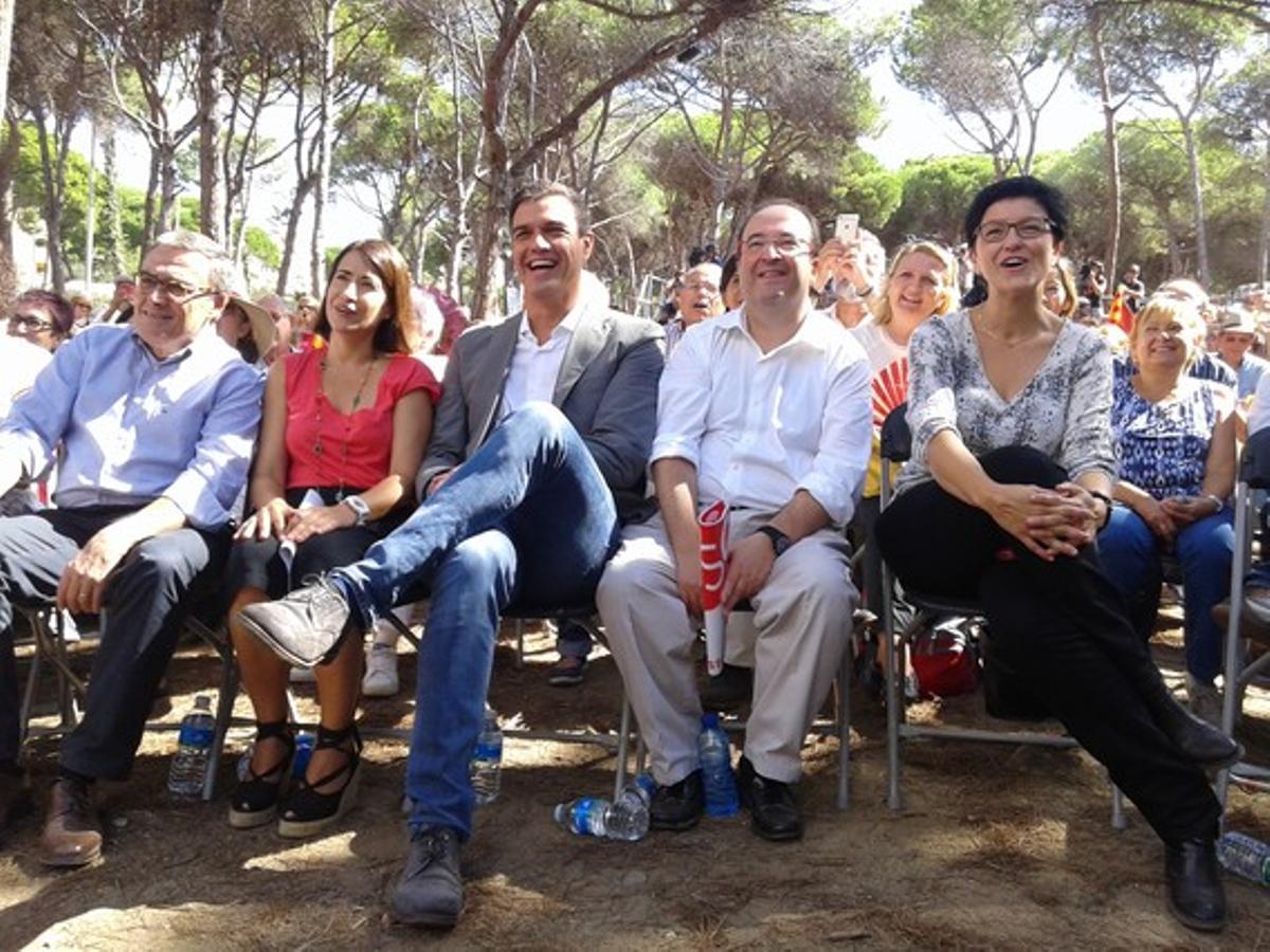 Pedro Sánchez, al costat del candidat del PSC, Miquel Iceta, l’alcaldessa de Gavà, Raquel Sánchez, i el president del partit, Àngel Ros, a la Festa de la Rosa, a Gavà.