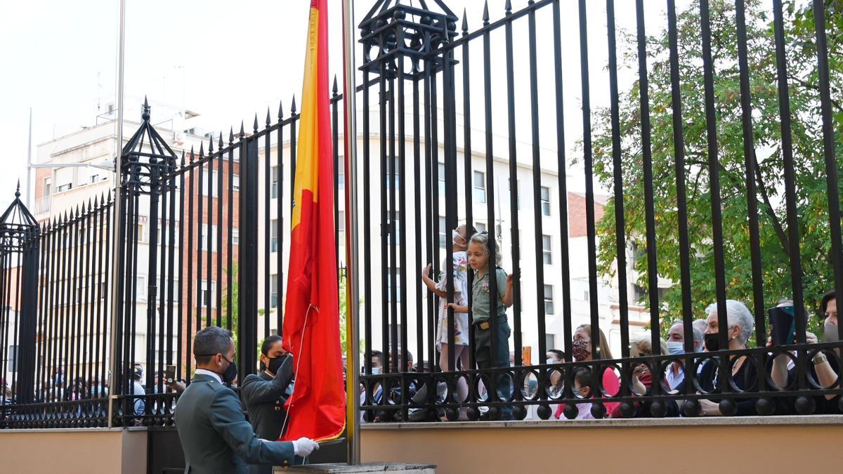 La pequeña Gloria volvió a vestirse de Guardia Civil para acompañar a su padre, aunque tuvo que hacerlo desde fuera.