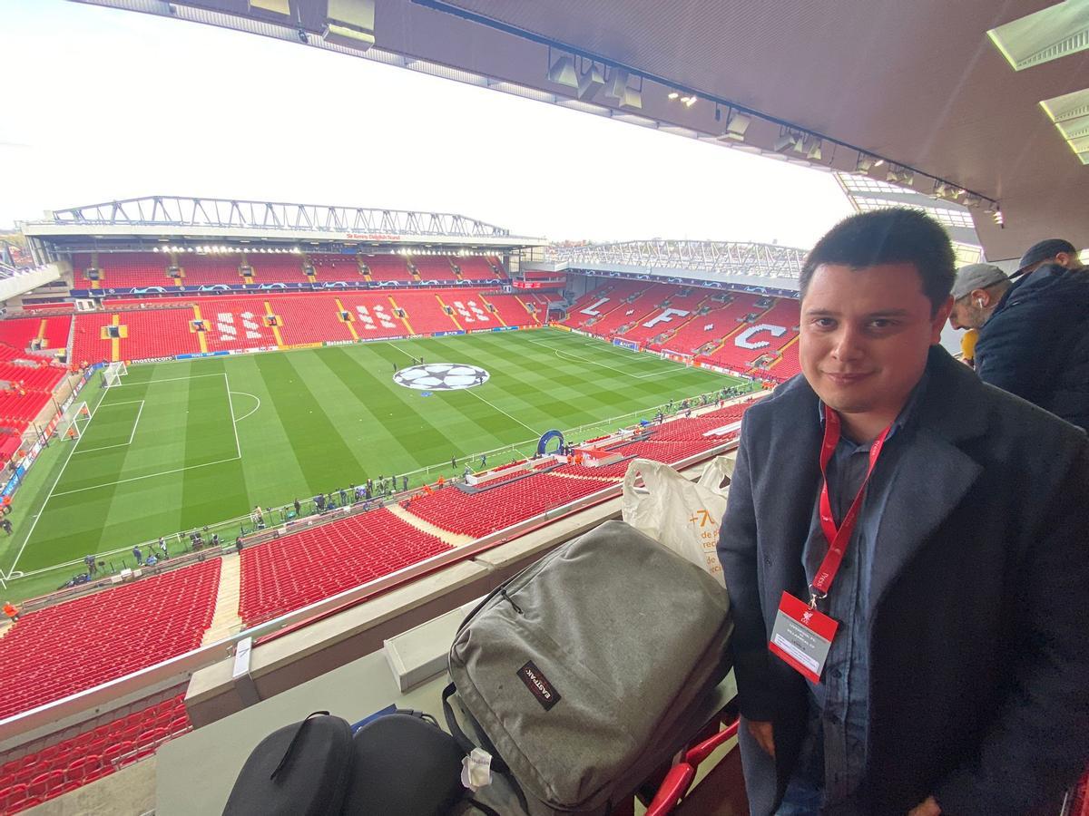 Víctor Rubio, en Anfield.