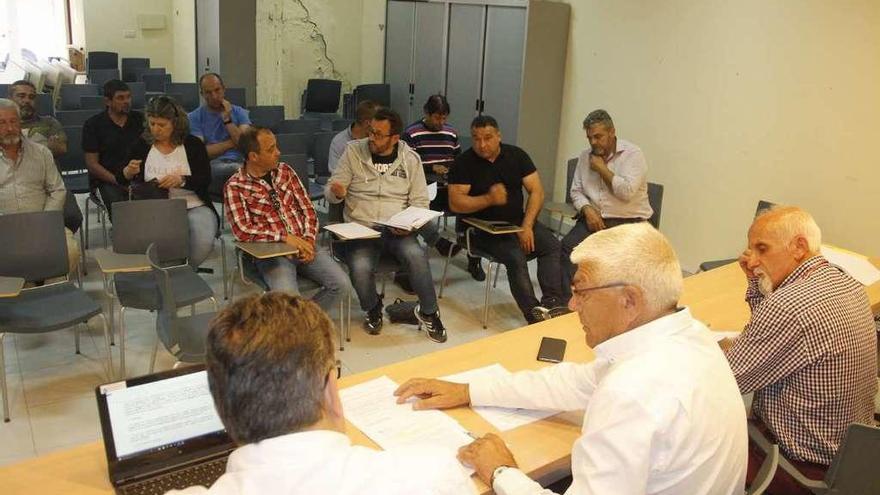 Un momento de la reunión de ayer en el local social de la cofradía de Bueu. // Santos Álvarez