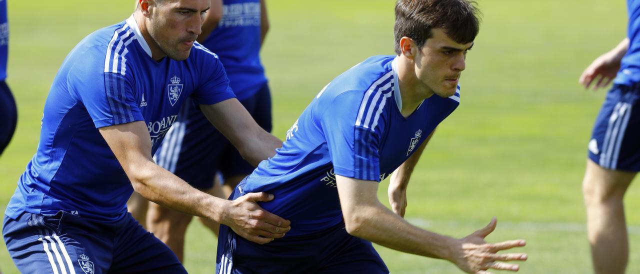 Zapater agarra a Francho Serrano en un entrenamiento del Zaragoza.