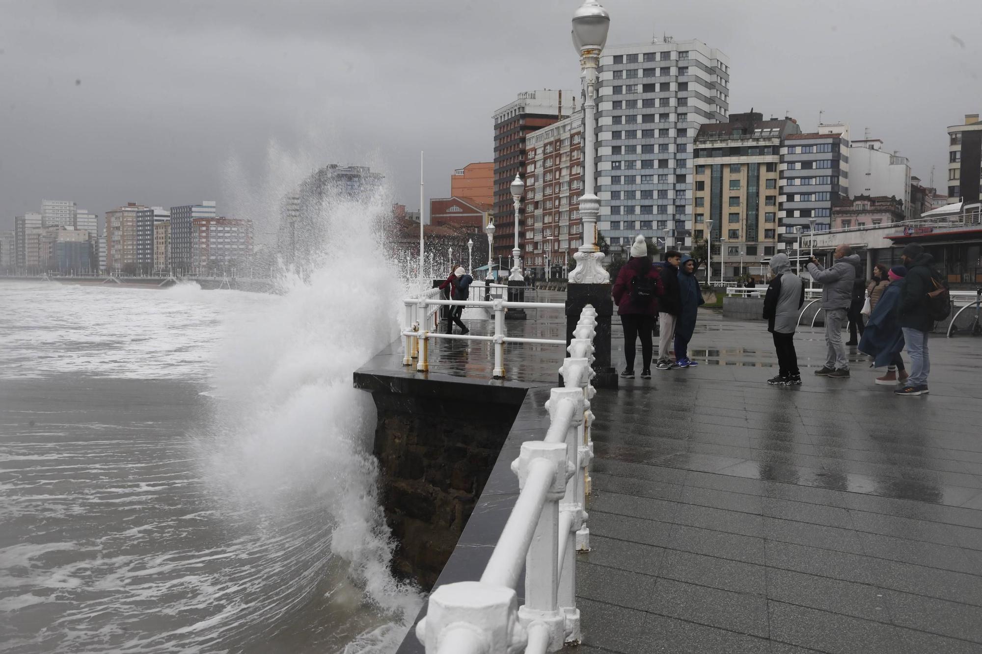 El oleaje sigue azotando la costa de Gijón (en imágenes)