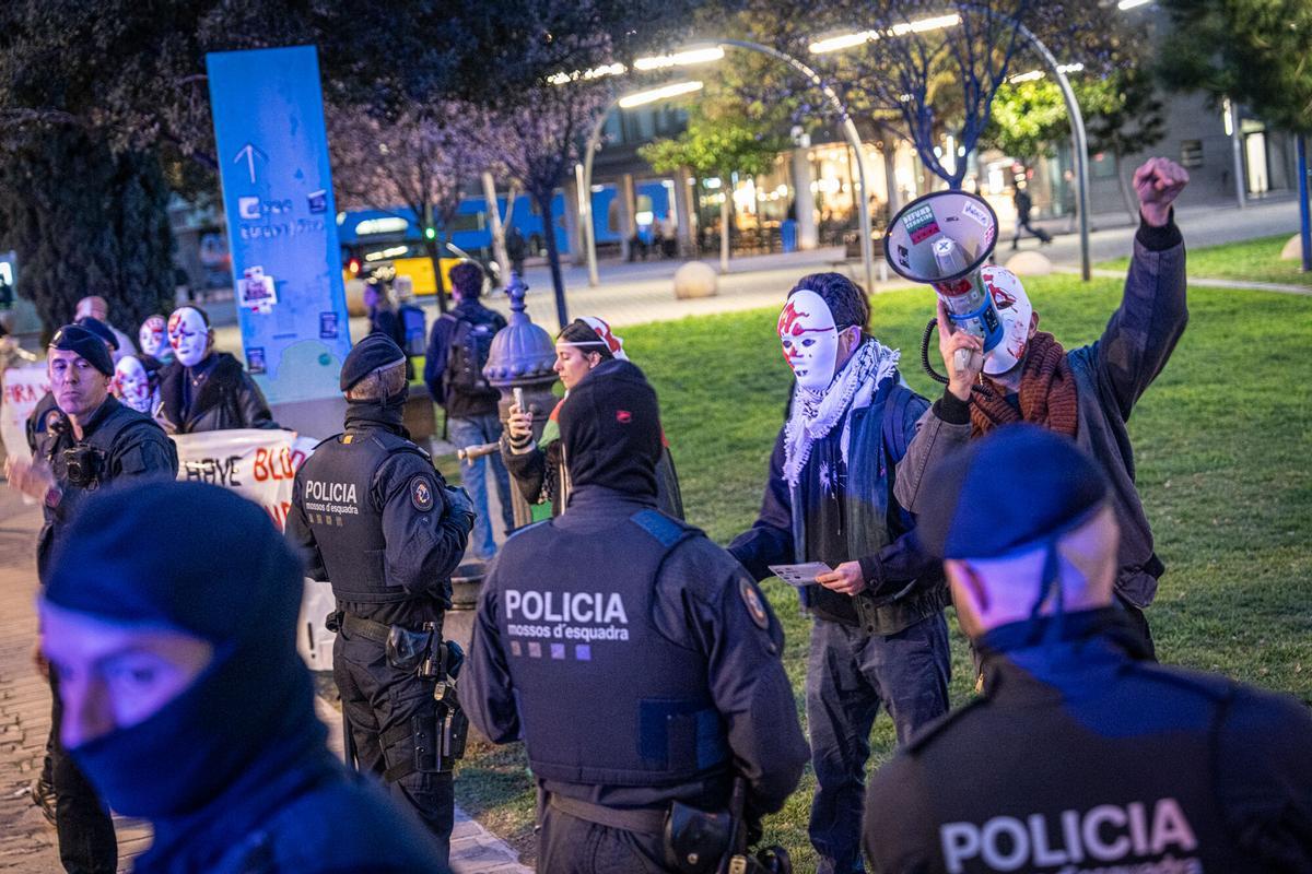 Barcelona 02/03/2026 Economía.  Mobile World Congress 2026, Primer día, ambiente extyerior del Mobile, presencia policial de Mossos y guardia urbana. Manifestación pro palestina y anti Israel durante la salida del Mobile del primer día. AUTOR: MANU MITRU