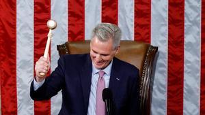 El líder republicano de la Cámara de Representantes de EE. UU., Kevin McCarthy, golpea el mazo del Portavoz por primera vez después de ser elegido próximo Portavoz de la Cámara de Representantes de EE. UU.