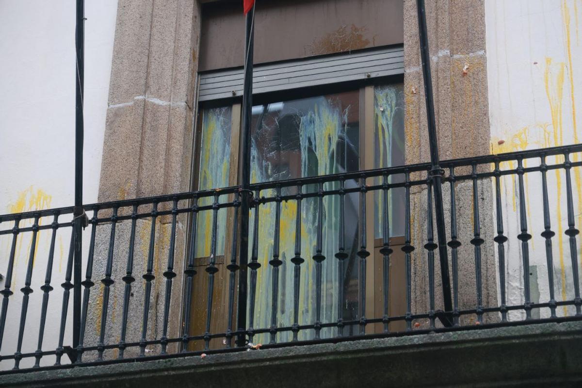 Lanzan huevos contra la Subdelegación del Gobierno.