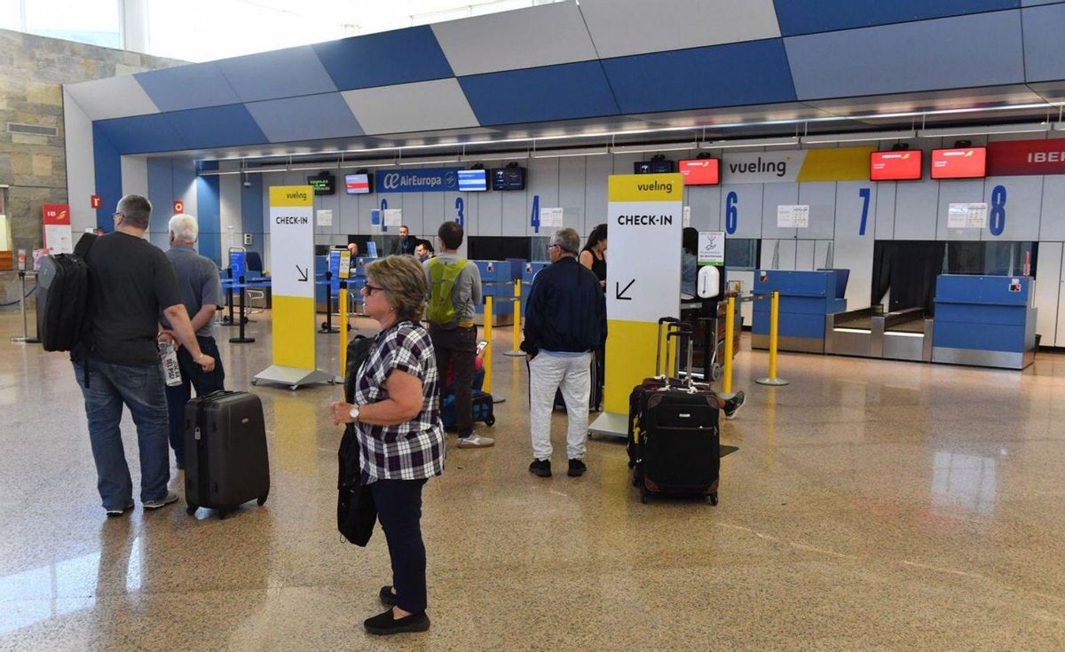 Pasajeros en el aeropuerto de Alvedro.   | // VÍCTOR ECHAVE 