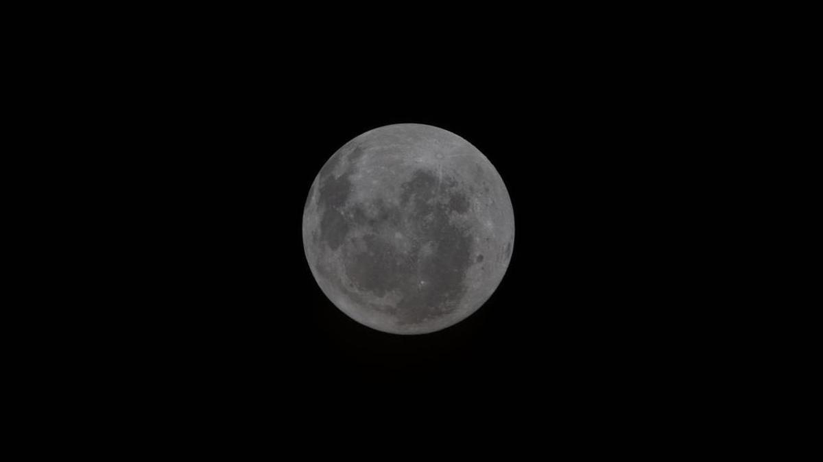 La NASA publica la primera foto de la cara oculta de la Luna tomada por la misión Artemis II