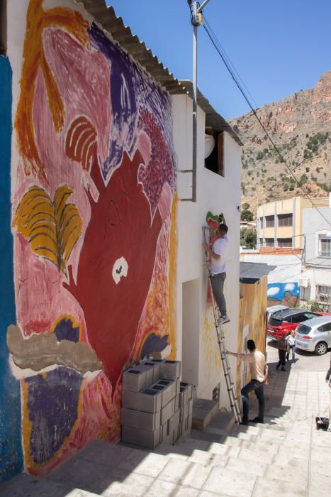 Más de doscientos murales en homenaje a Miguel Hernández engalanan el barrio de San Isidro de Orihuela