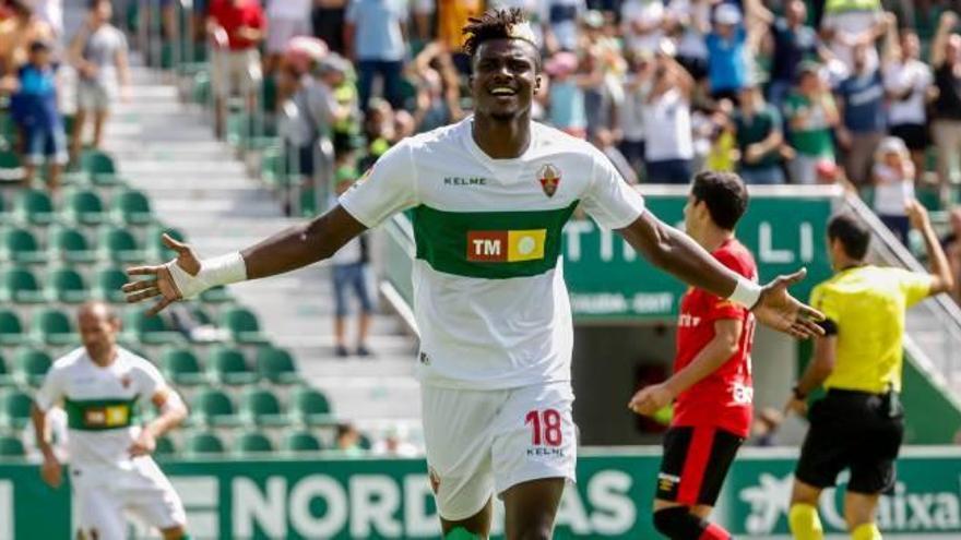 El delantero franjiverde Sory Kaba celebra el gol que le marcó el domingo al Mallorca en el Martínez Valero.