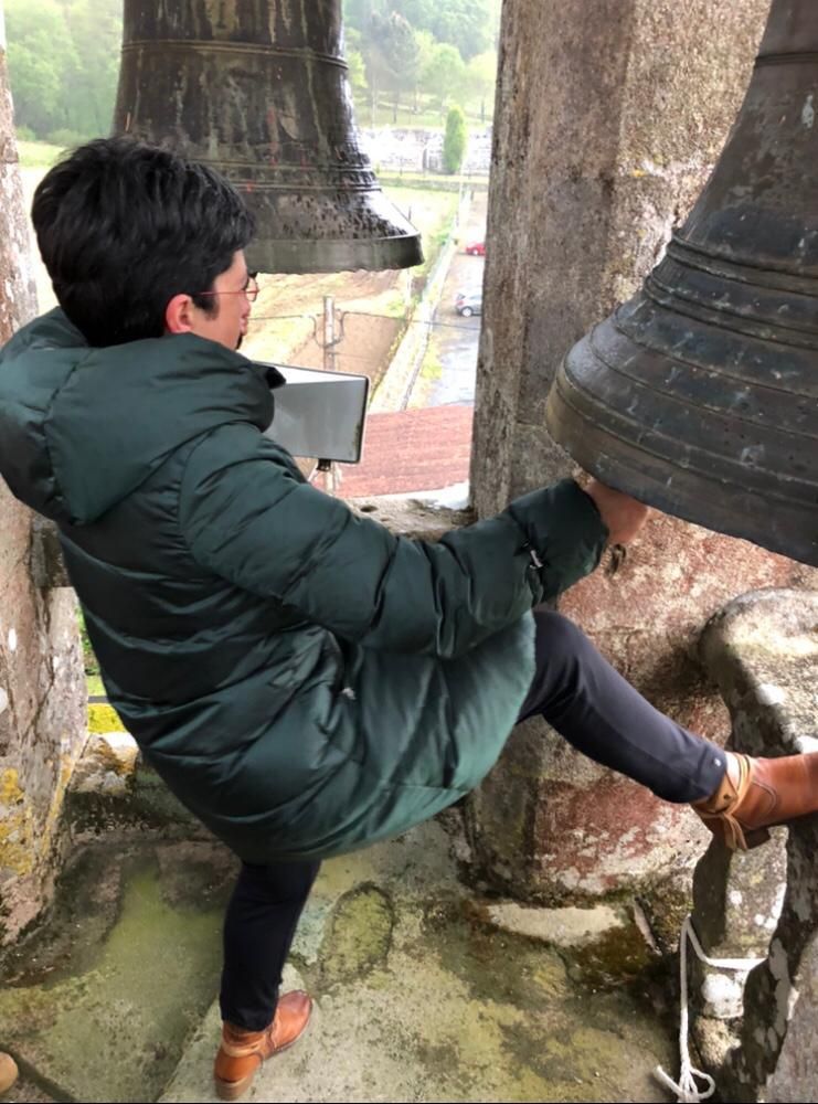 Una vecina toca las dos campanas de la iglesia de Cereixo.