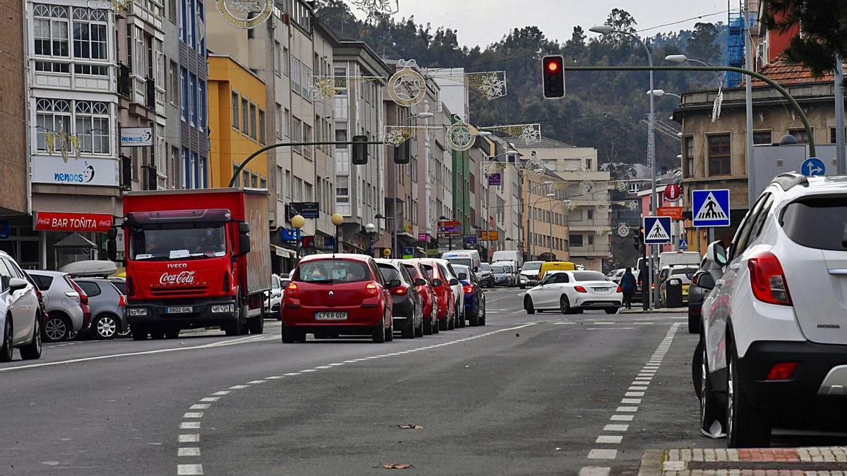 Vista de la avenida de Fisterra de Arteixo, junto al cruce con la avenida de Caión. |   // CARLOS PARDELLAS