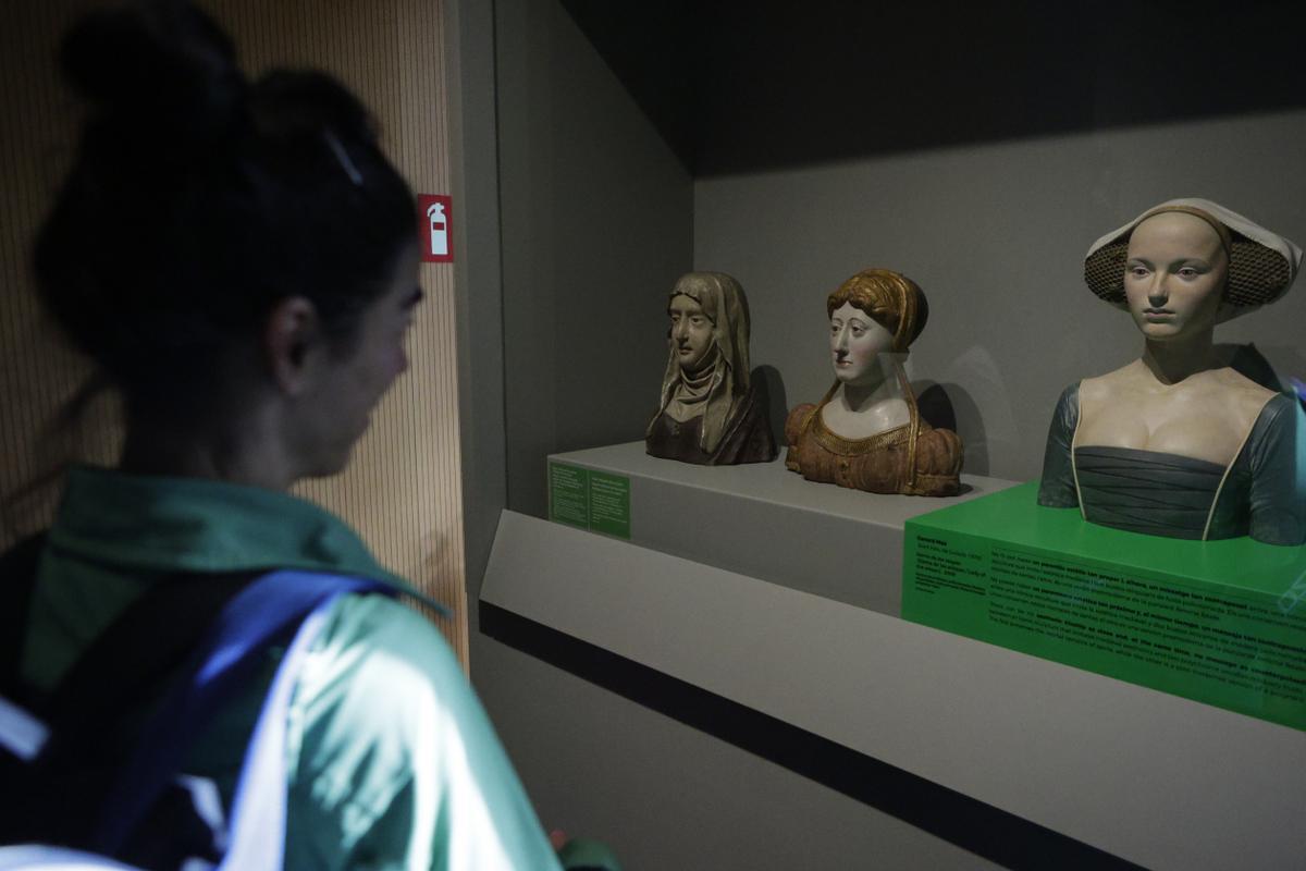 Busto de 'Dama de las avispas', de Gerard Mas, en diálogo con un busto relicario de una santa del siglo XVI.