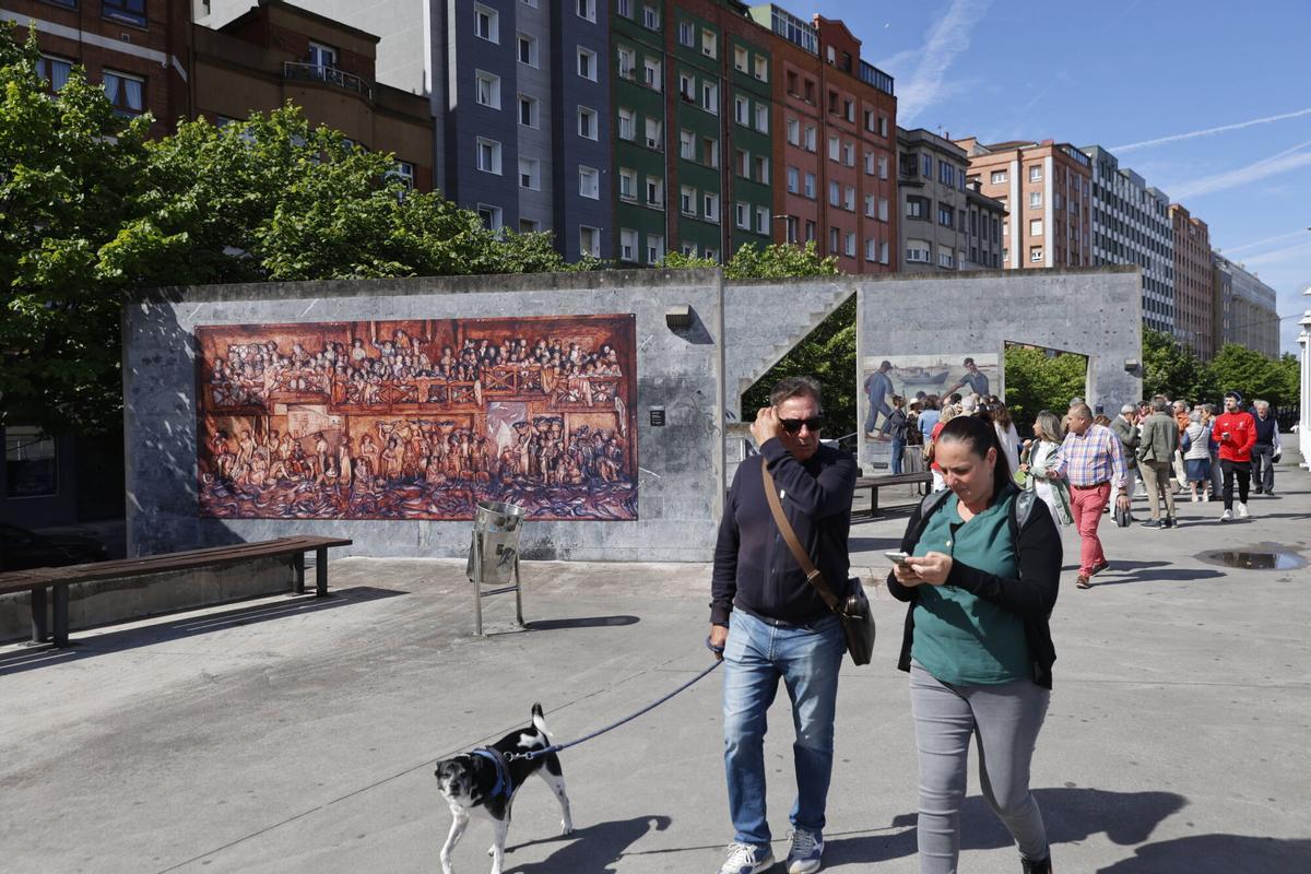 Playa de Poniente. Presentación de la exposición &amp;quot;Lienzos de museo a pie de calle. Gijón, sus gentes y el mar&amp;quot; &amp;apos;, impulsada por los rotarios. Estará Roqueni..