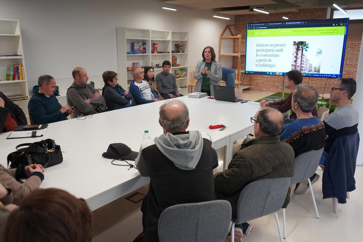 La regidora de Sostenibilidad, Sayo Gandia, reunida con representantes de las asociaciones vecinales.