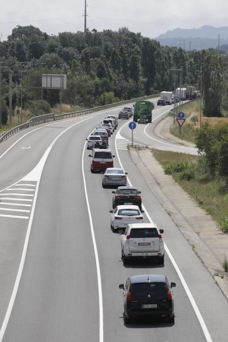 Retencions a les principals vies d'accés a la Costa Brava