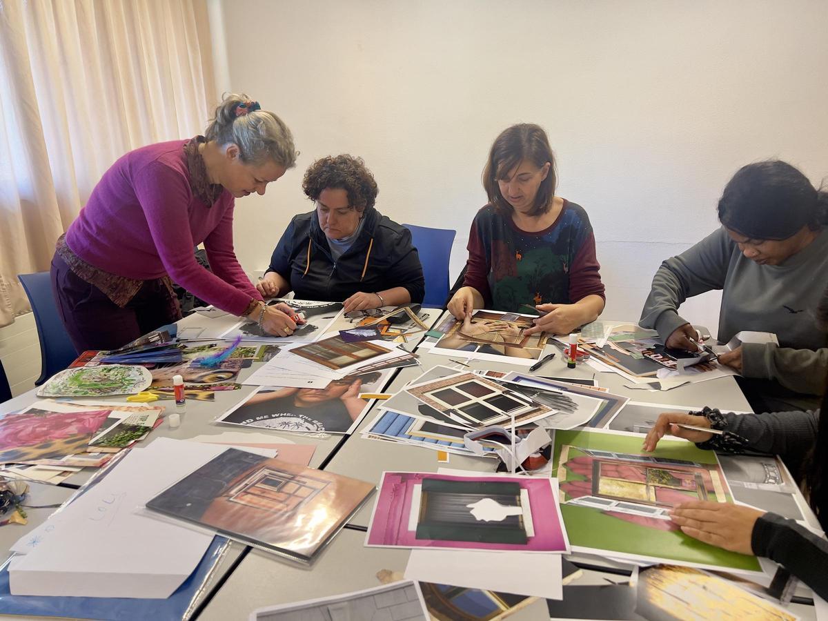 Petra Vlasman , a l'esquerra, col·laborant amb algunes de les participants del projecte
