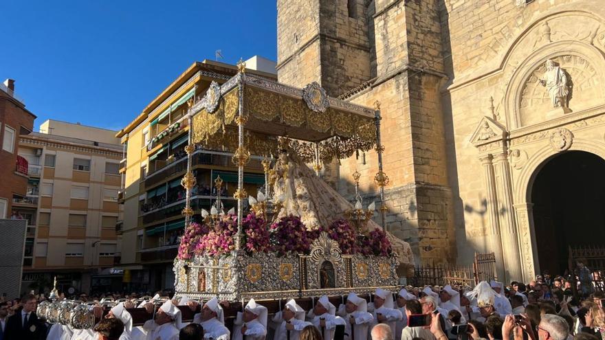 Salida de la Virgen de Araceli , patrona de Lucena, este domingo por la tarde de la iglesia de San Mateo.